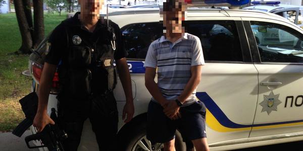 На Печерську поліцейські затримали хлопця з повними кишенями марихуани