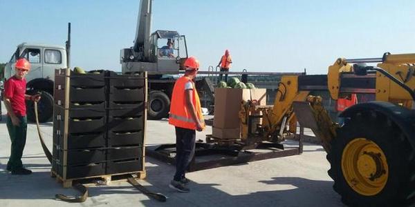Де у Києві продають кавуни з баржі