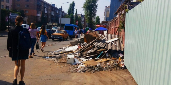 Надзвичайно, але факт: на Подолі від МАФів звільнили вхід до метро