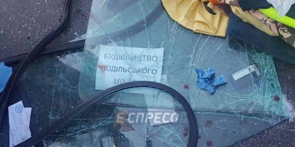 На Дарниці перекинулася фура з асфальтом