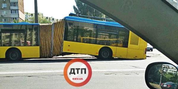 У Києві розпався "втомлений" тролейбус