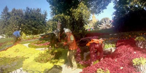 На Печерську розібрали виставку квітів, готують нову