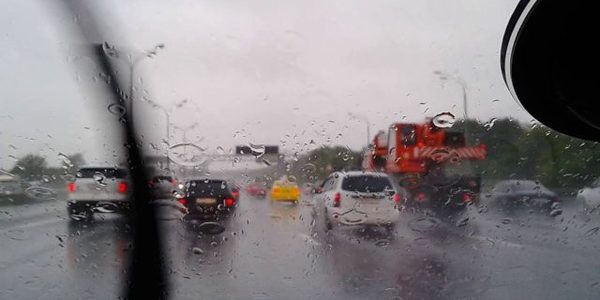 Через сильний дощ автомобілі на дорогах Києва майже не рухаються