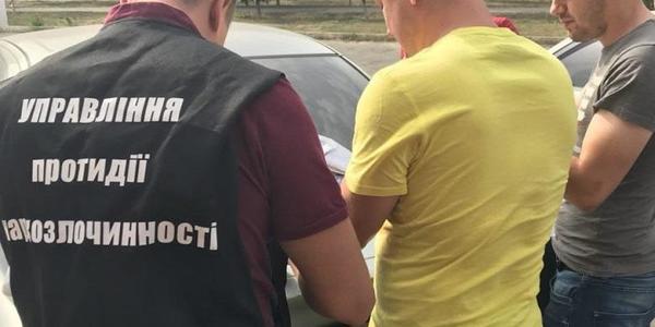 Столичний водій тримав в аптечці 250 упаковок з наркотиками