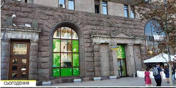 На Хрещатику комунальники демонтували вивіску банку