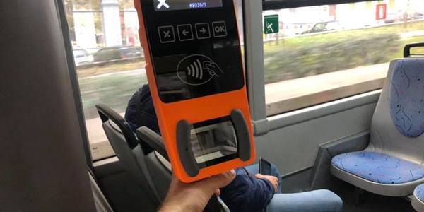Кияни діляться світлинами валідаторів, які нарешті з’являються в транспорті