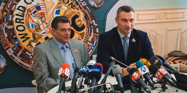 Зліпки долонь від гостей конгресу WBC: у Києві продовжується свято боксу