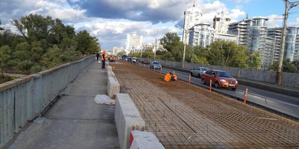 Проїжджу частину мосту Метро взялися укріплювати