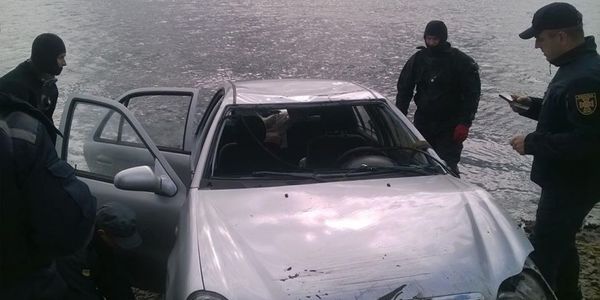 У Києві машина заплила в Дніпро, водій загинув