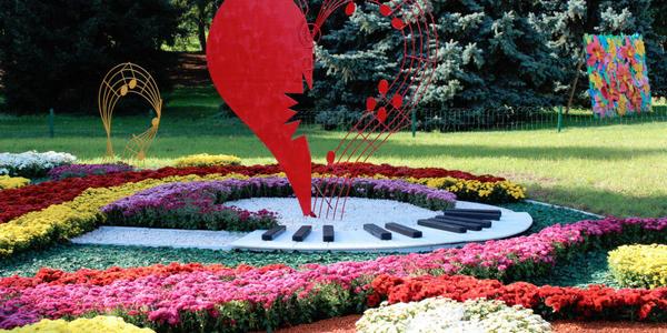 Хіти Бітлз і трохи джазу: у Києві «заспівали» хризантеми