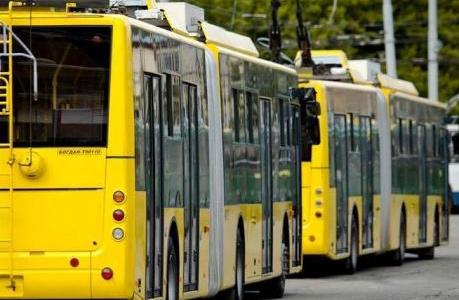 Тролейбуси зупинилися: на Теліги ДТП заблокувала транспорт 