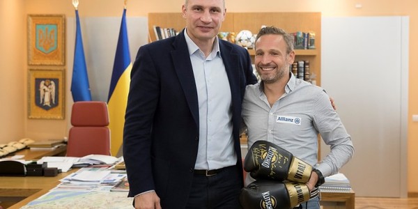 Кличко зустрівся з австрійським спортсменом без ніг, який на протезах подолав дистанцію київського марафону