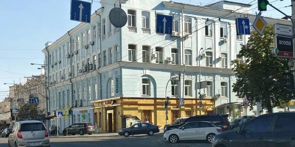  Власника приміщення в центрі Києва зобов’язали відновити понівечений рекламою фасад