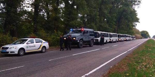 Київські поліцейські евакуйовують жителів Чернігівщини
