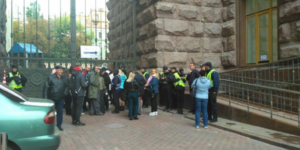 Активісти вимагають доступу до сесійної зали Київради