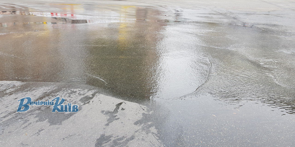 Гаряча вода на Лук’янівці потекла рікою