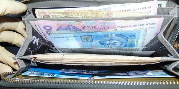 На Дарниці чоловік серед білого дня накинувся на жінку та обікрав