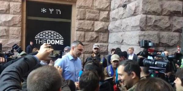 Кличко поспілкувався з активістами, які проривалися в Київраду