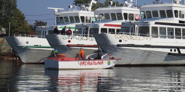 Київські комунальники обстежили дно криголама «Шалена ластівка»