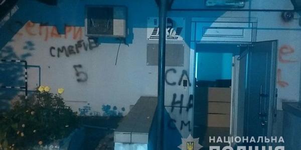 У Шевченківському районі невідомі в масках повибивали вікна й втекли