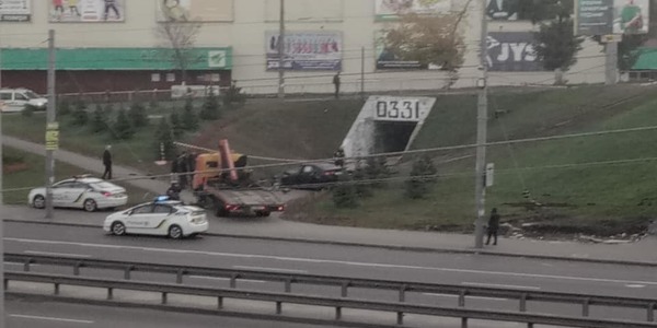 Із Індустріального мосту водій злетів на пішохідну зону