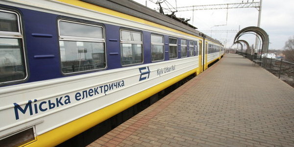 На Троєщині молодики заблокували електричку 