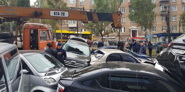 Шалений автокран на Печерську протаранив 17 машин: відео 