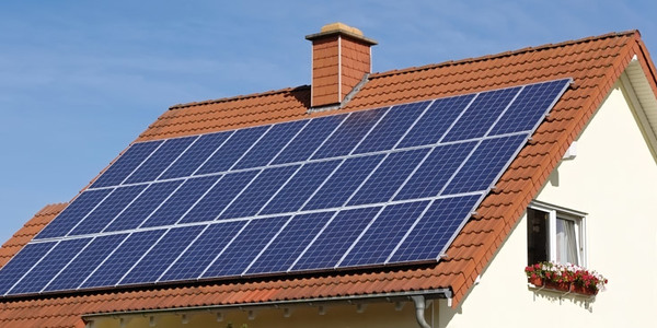 Сонячні панелі та електростанції: українці обирають «альтернативу»