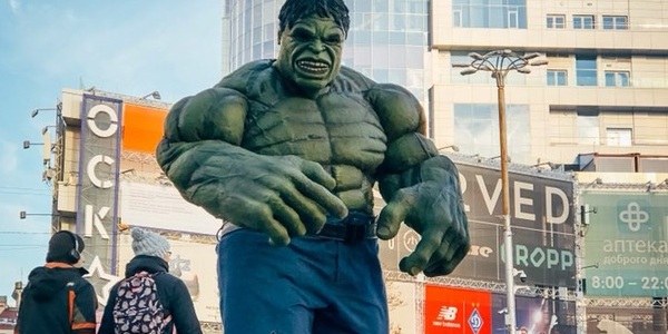 Стало відомо, що величезний Халк забув у київському метро