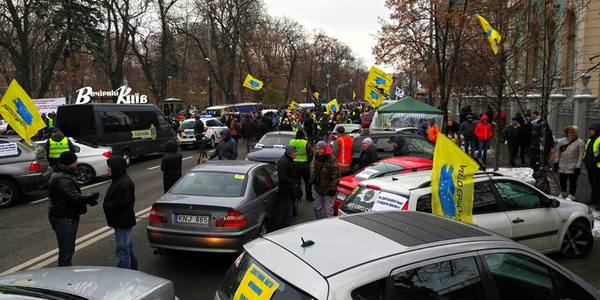 Євробляхери заблокували рух автобусів у центрі міста