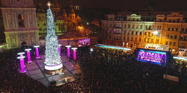 Кличко і Марина Порошенко запалили вогні на головній ялинці країни