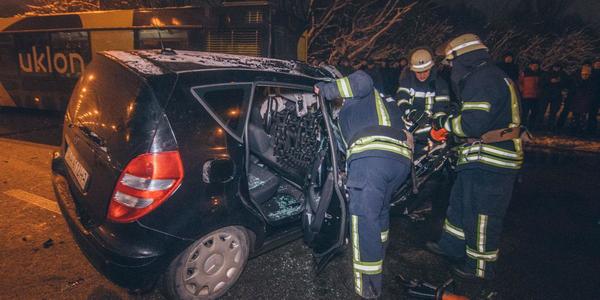 Рятувальники деблокували тіло пасажирки із пошкодженого в ДТП авто