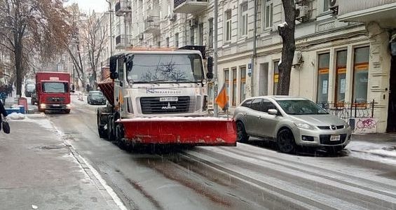 Хуртовина починається: у Києві 470 комунальників розчищають дороги