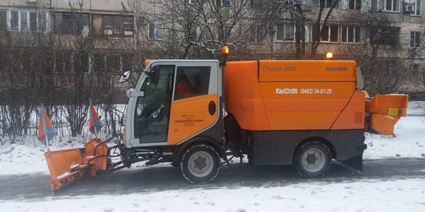 Дорожники цілодобово розчищають Київ від снігу: водіїв просять не залишати авто на узбіччі