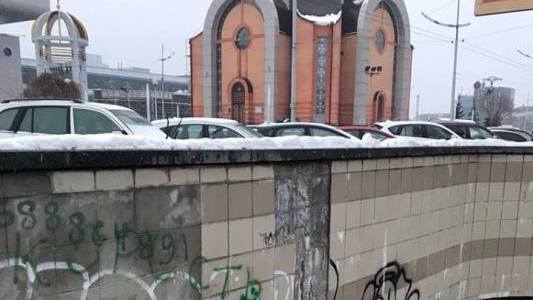 Біля Південного вокзалу у Києві влада намагається позбутися безхатченків