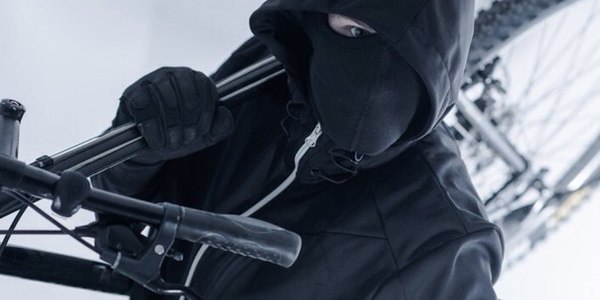 На вулиці Гната Хоткевича хлопець відібрав у підлітка велосипед і втік