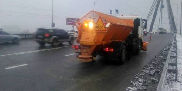 Кілька сотень прибиральних машин цілодобово чергує на дорогах столиці