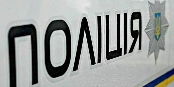 На столичній зупинці два зловмисника напали на жінку