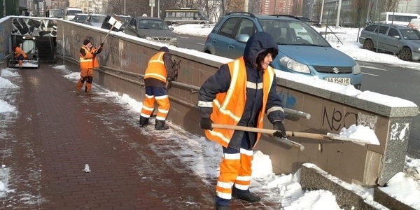 Київ продовжують чистити від снігу вже четверту добу