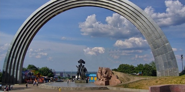 Киянин пропонує перейменувати арку Дружби народів