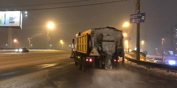Сніг перевів дорожників на цілодобовий режим: киян просять не заважати