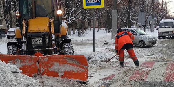 Дорожники розчищають сніг на другорядних вулицях у столиці