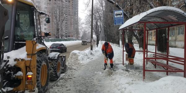 На Святошино понад 560 комунальників чистять дороги від снігу