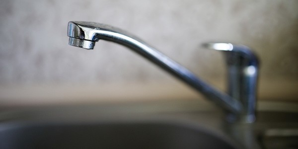 На 4 вулицях столиці відключили воду: ремонтники латають труби