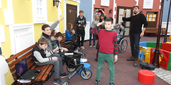 Іноземні волонтери навчають особливих дітей англійської у Києві