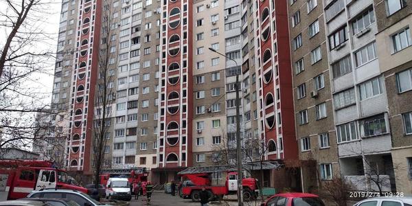 У Деснянському районі вогнеборці врятували жінку та евакуювали 2 людей