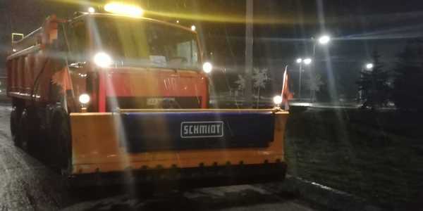 До негоди підготувались: столичні дороги обробляють з ночі