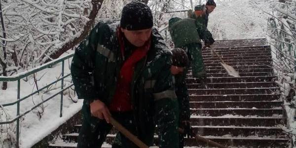 Комунальники рятують Шевченківський район від снігу
