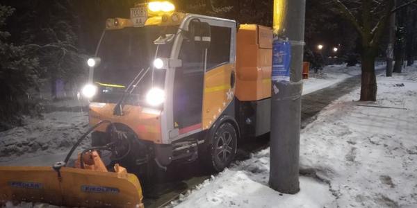 Шість сотень комунальників прибирають сніг у Дніпровському районі: які вулиці чисті