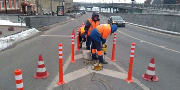 На Поштовій площі встановили стовпчики аби водії не порушували правила